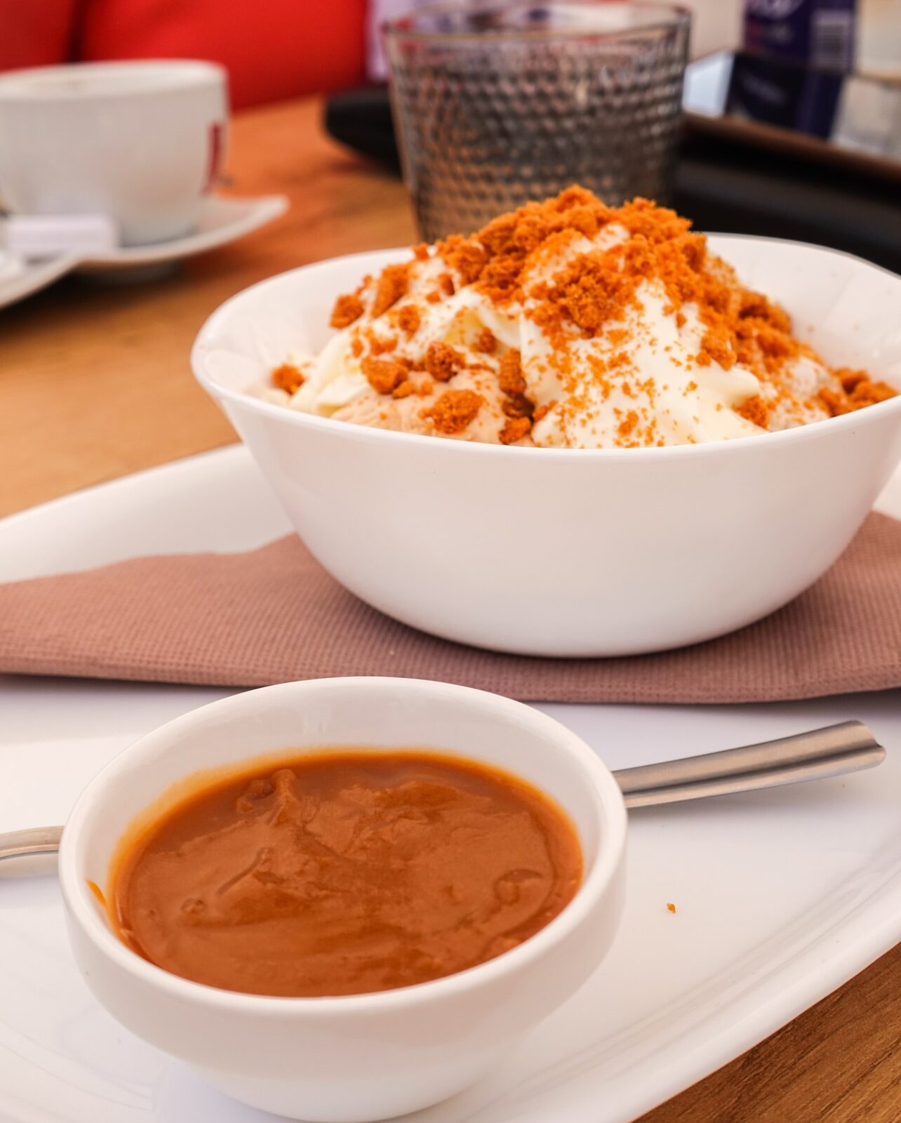 Coupe glacée au spéculoos avec coulis de caramel maison au My Malo