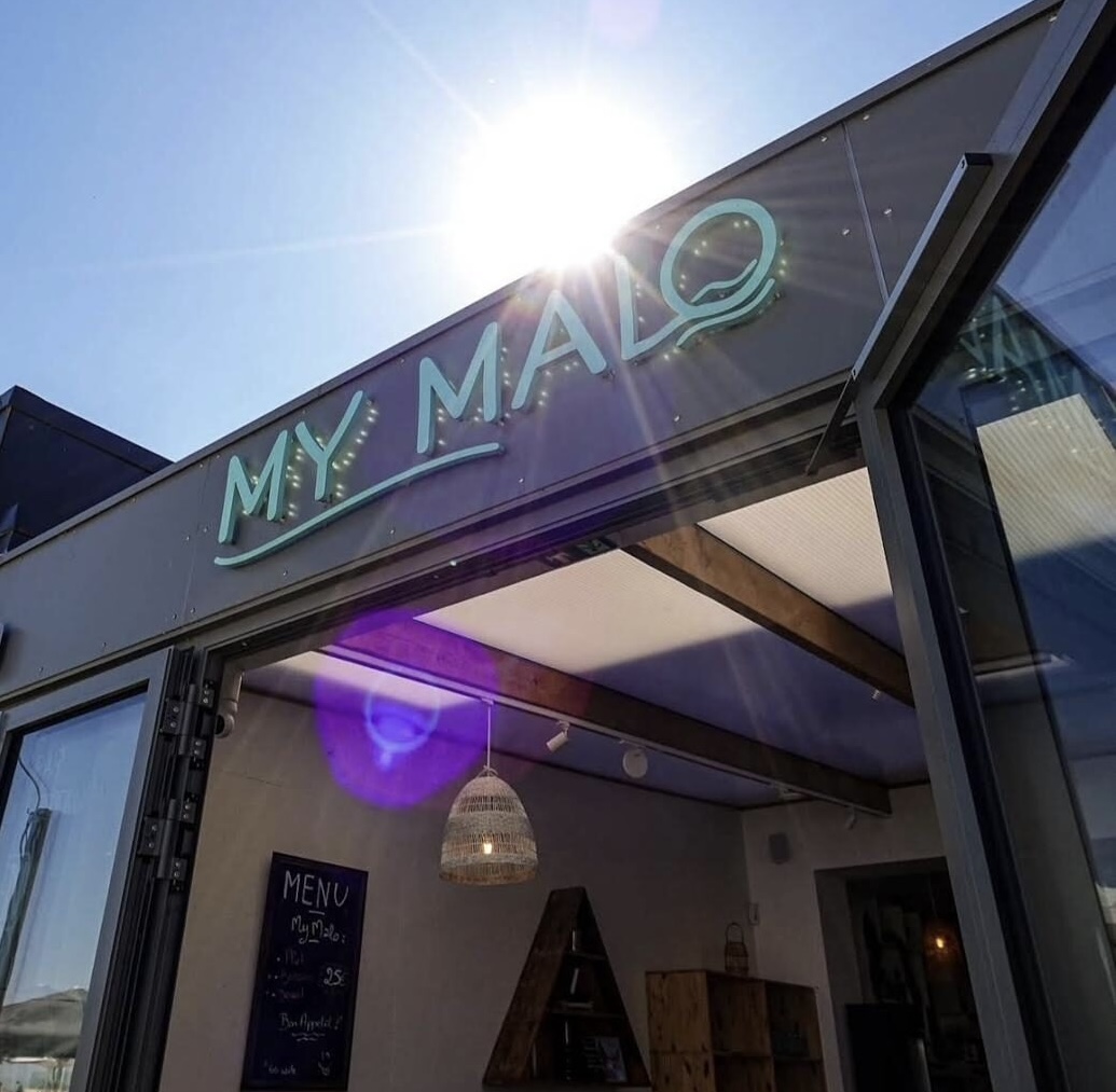 Façade du restaurant My Malo grande ouverte sur la digue de Mer à Dunkerque