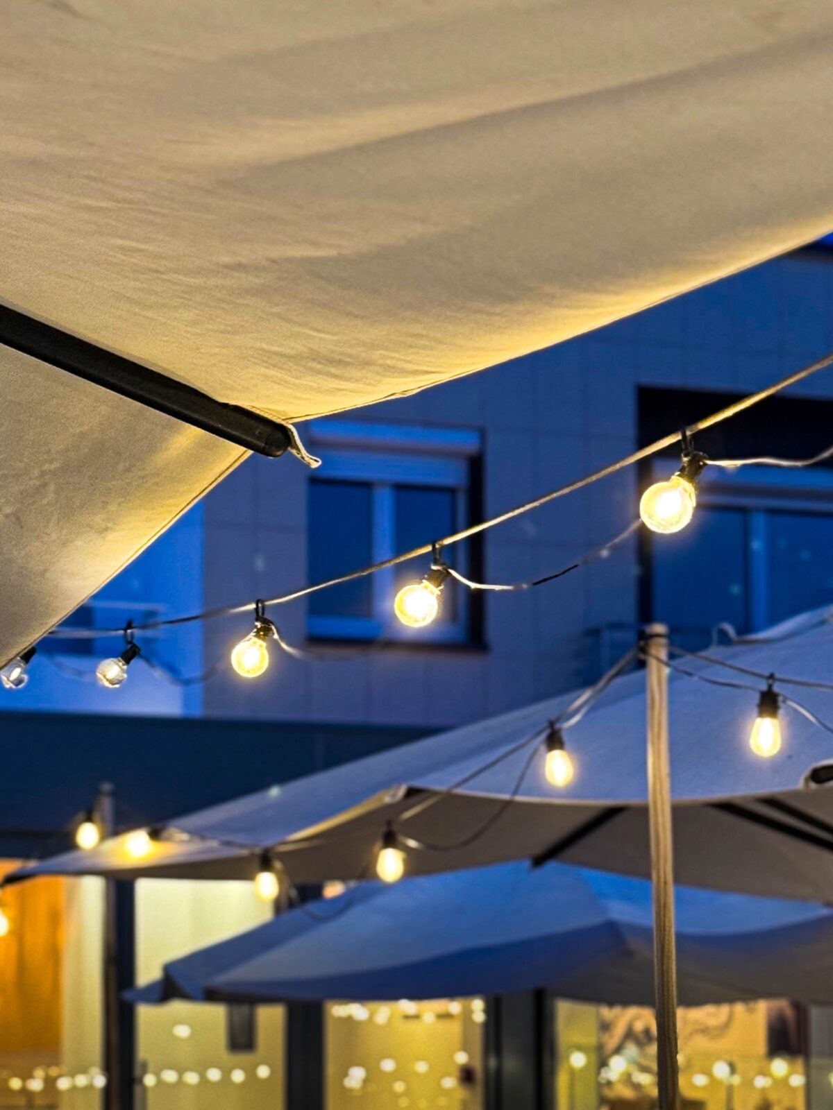Guirlandes lumineuses au-dessus de la terrasse du My Malo à la tombée du soir