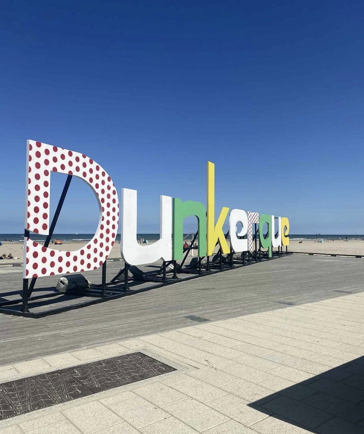 Les lettres colorées de Dunkerque sur la digue, plage de Malo-les-Bains