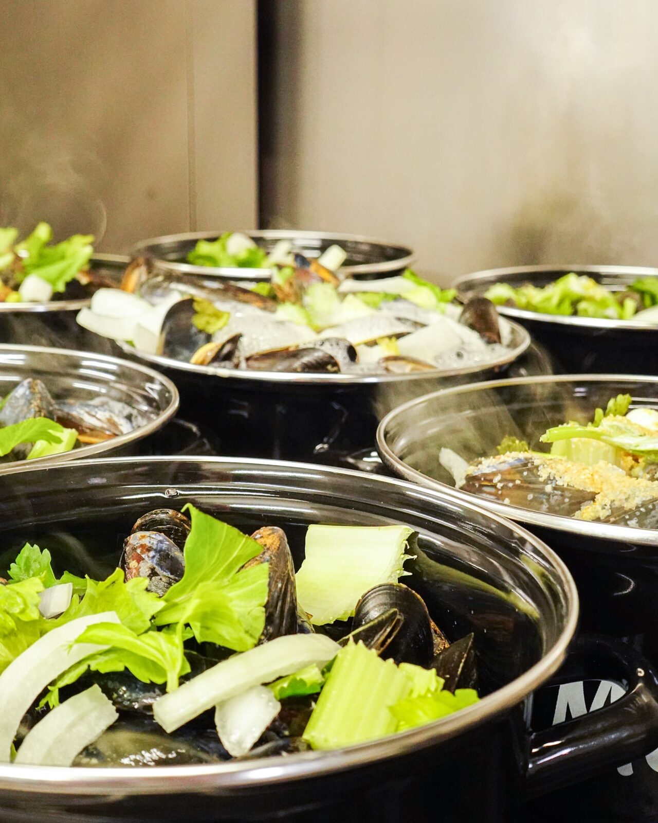 Casseroles de moules de Dunkerque fumantes en cuisine au My Malo