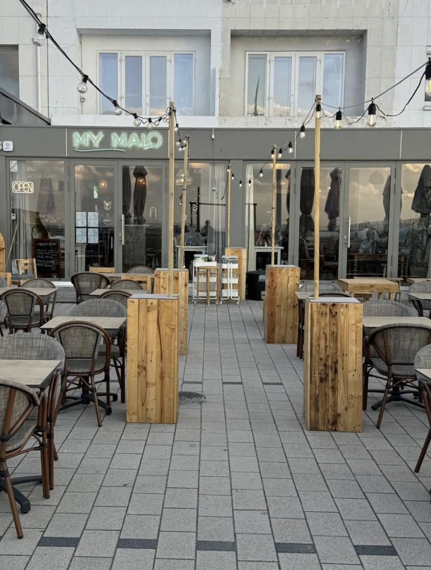Plage de Malo-les-Bains et lettres Dunkerque, à deux pas du restaurant