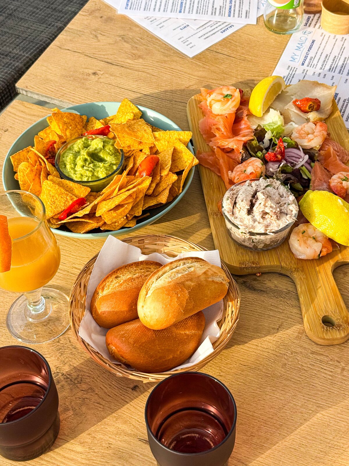 Planche de la mer et tortillas guacamole en terrasse au My Malo