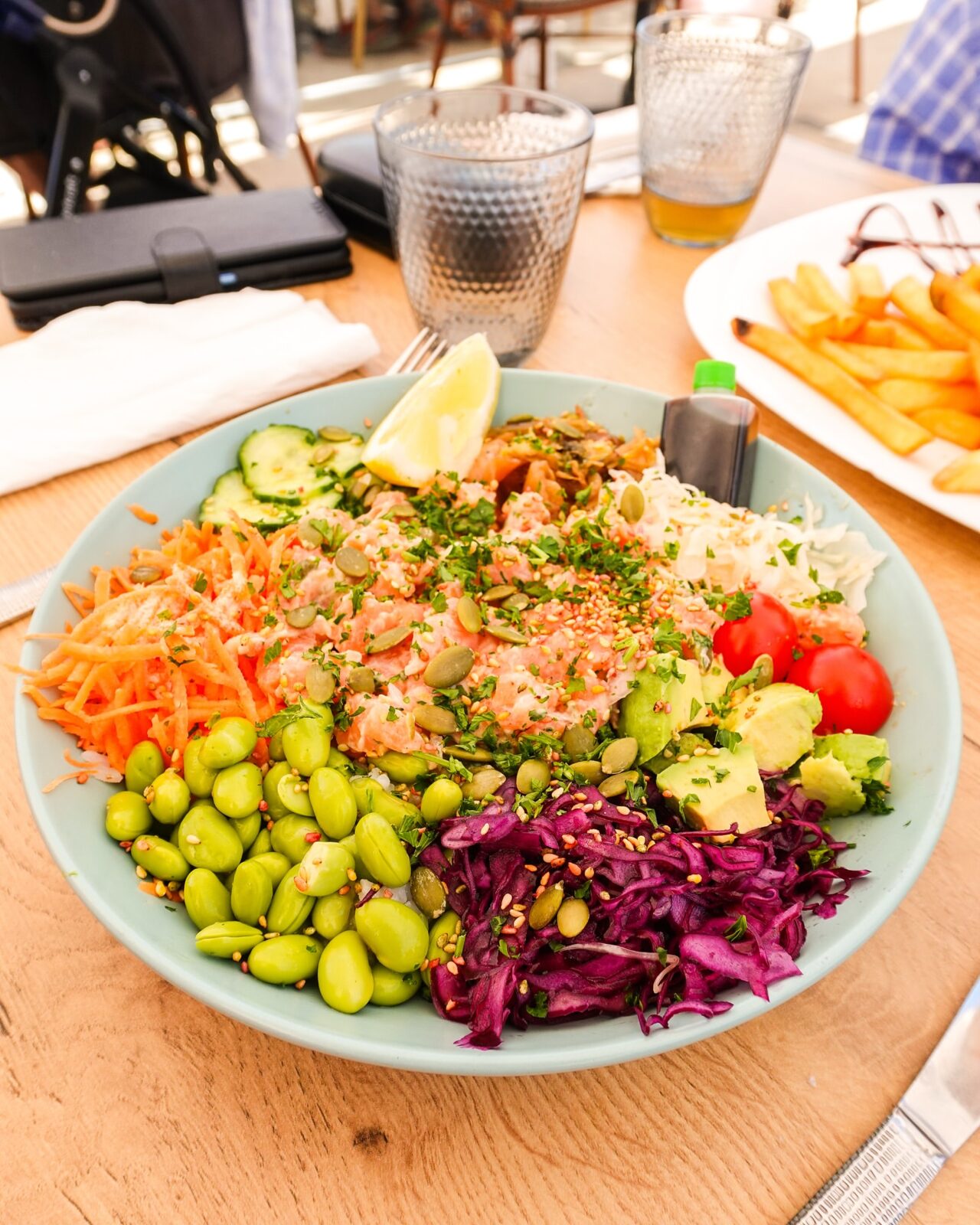 Pokébowl duo de saumon, avocat et légumes frais au restaurant My Malo