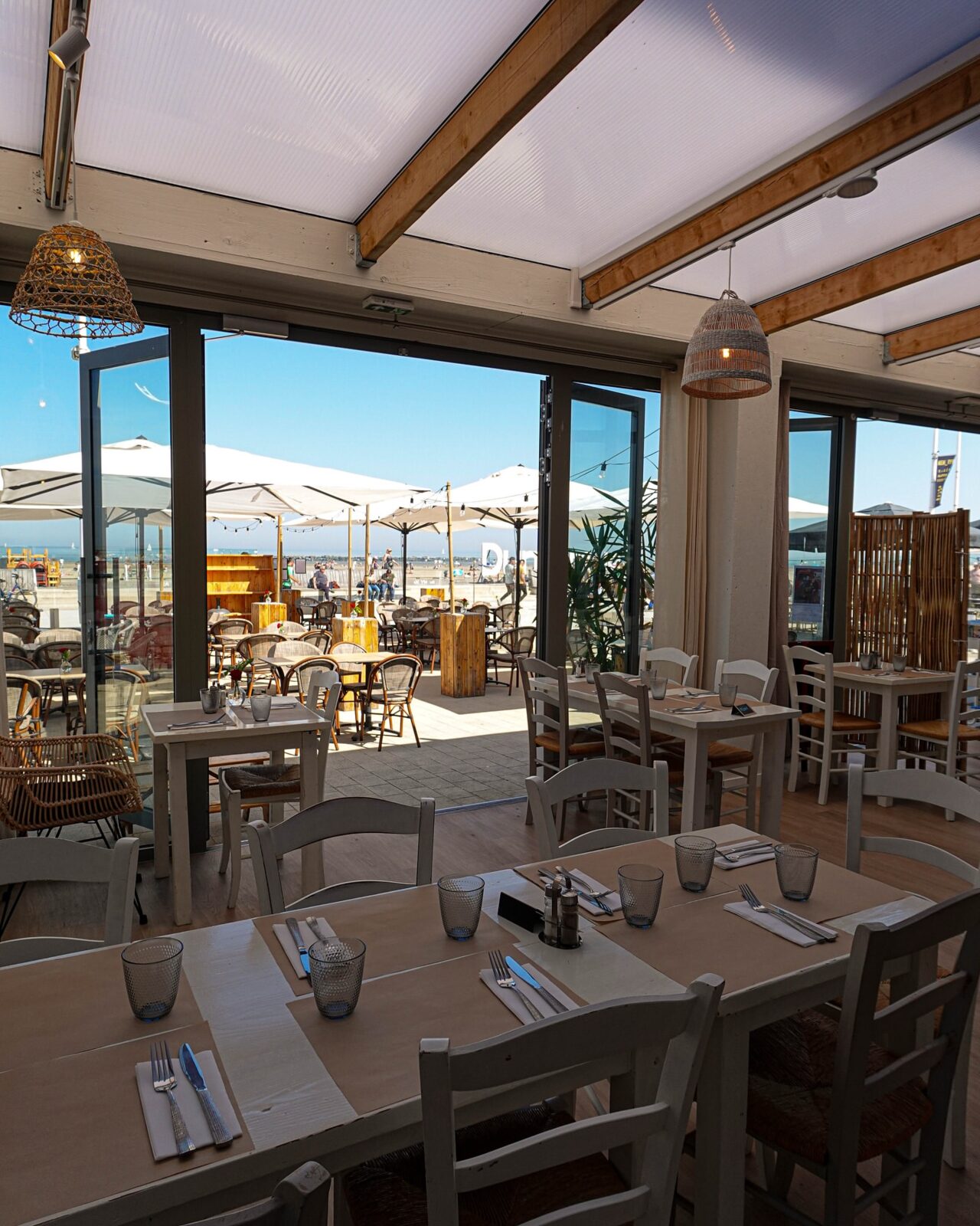 Salle du restaurant My Malo ouverte sur la terrasse et la mer