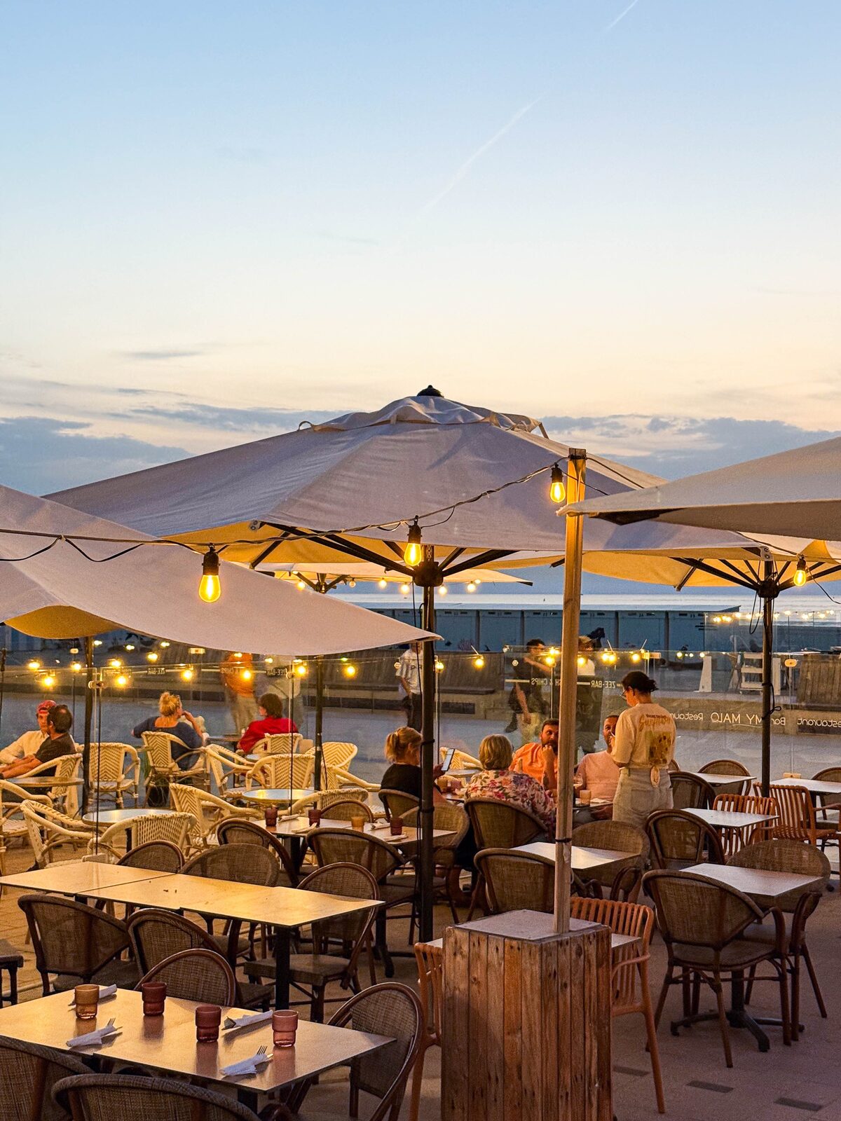 Terrasse du My Malo au crépuscule avec vue sur la mer du Nord