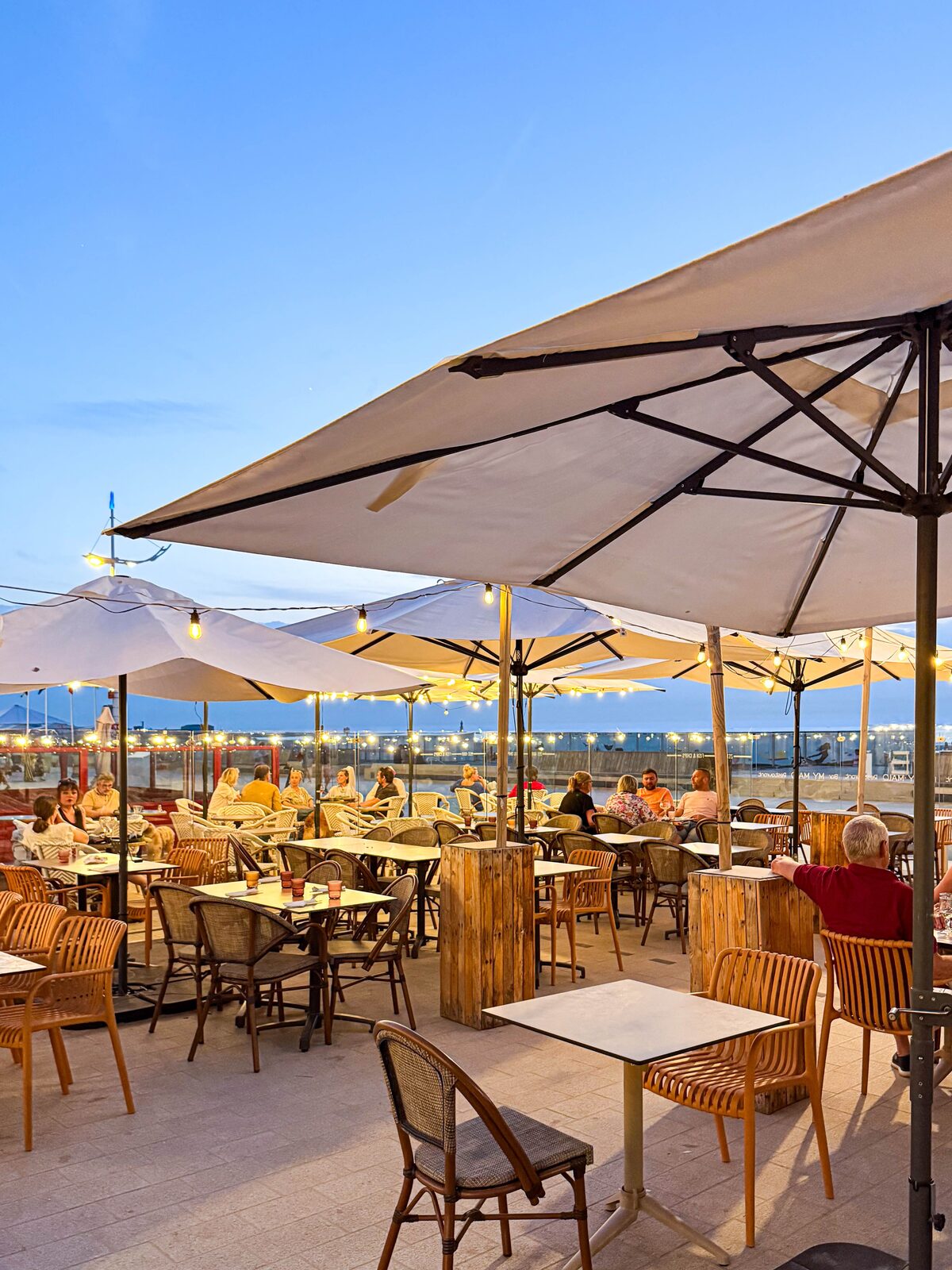Soirée d'été sur la terrasse du My Malo, digue de Dunkerque